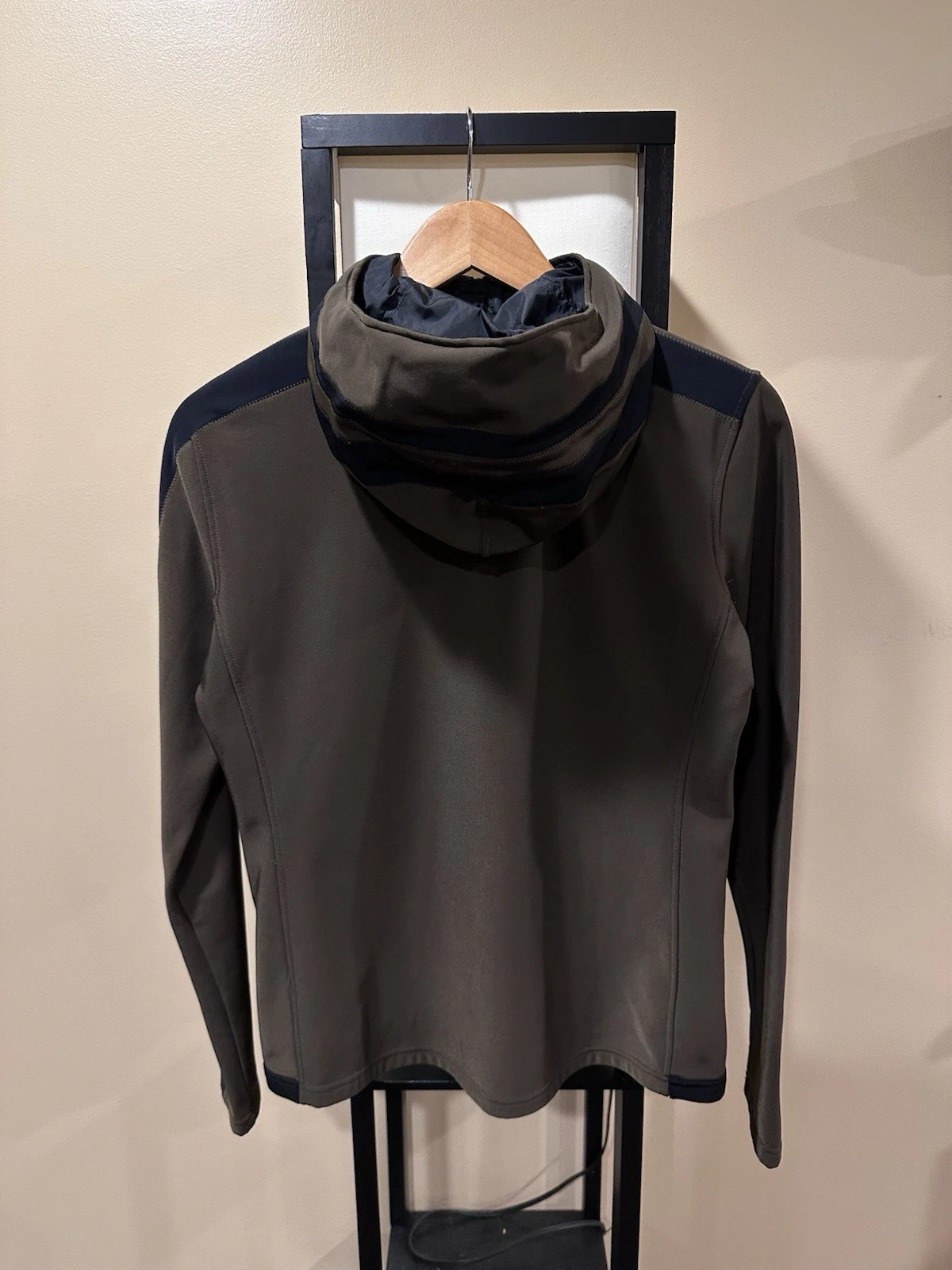 Felpa con cappuccio Prada verde oliva nylon tecnico quarto zip logo rosso linguetta ��