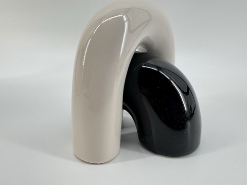 Salt and Pepper shakers black and white arches NEW in Box - Picture 3 of 7