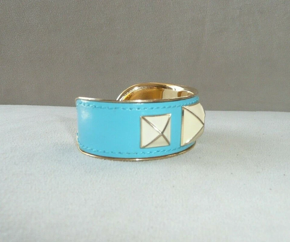 Brazalete Rebecca Minkoff Cuero Azul Sobre Metal 3 Esmaltes Pirámide Tachonado Foto 3 de 4