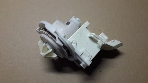 Siemens Wasserablaufpumpe KEBS100/110 SF25M856EU 1 Stück