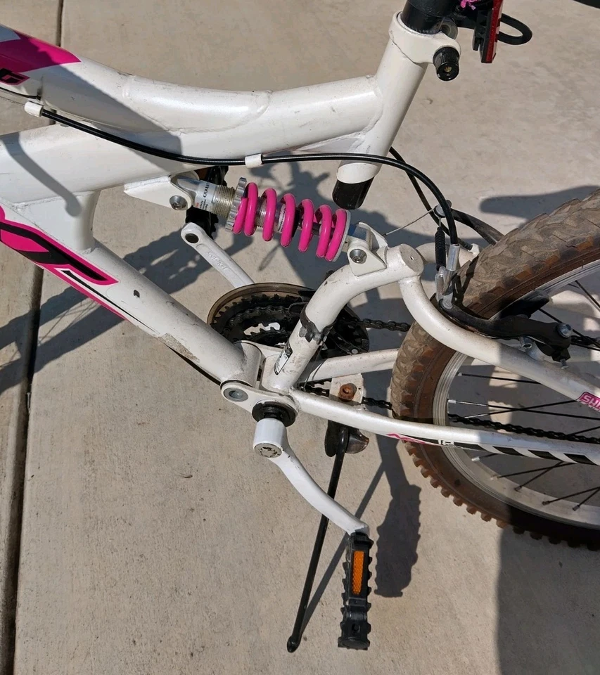 PRÓXIMA Mountain Bike Feminina Monoshock 24" 18 Velocidades Branca/Rosa Levemente Usada - Imagem 4 de 4