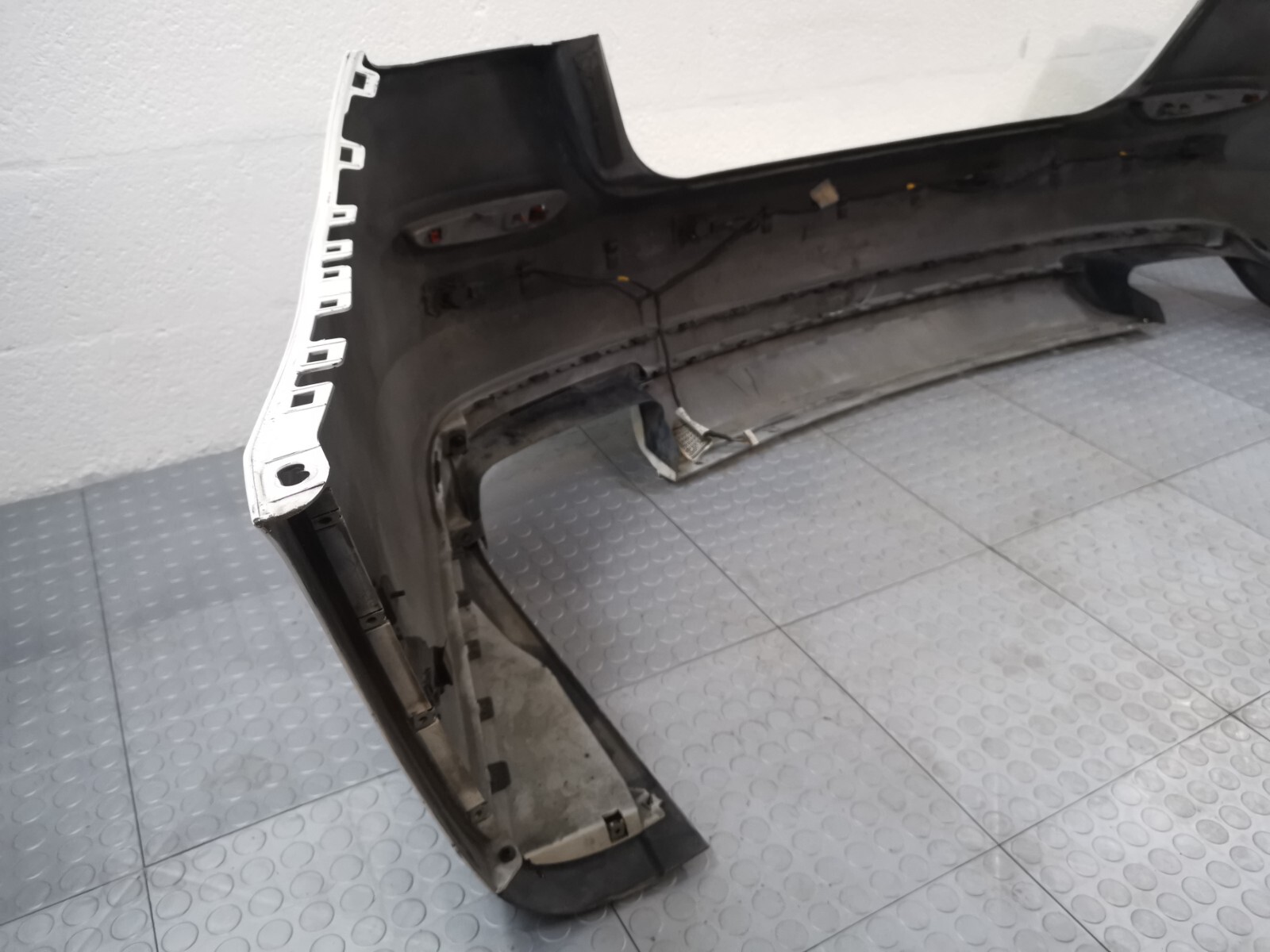13- Maserati Ghibli S Q4 REAR BUMPER ASSEMBLY WHITE P6700285960 BIANCO