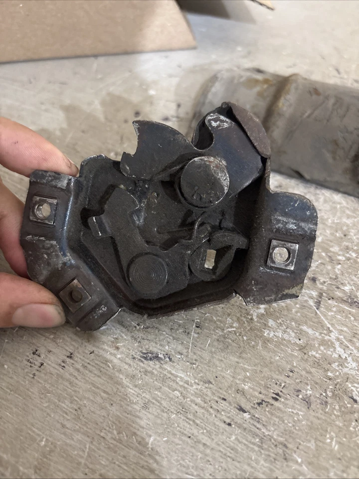 1974 Cadillac Eldorado Non Power Trunk Latch Parts — 第 3/4 张图片