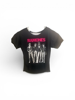 Ramones - (Group Photo) - Black Shirt With Pink Letters - L  Cut Collar