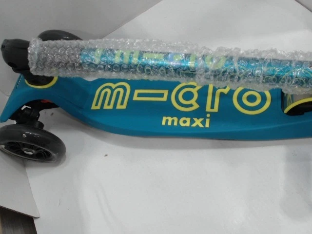 Usado Como Nuevo - Micro Kickboard Maxi Micro Deluxe Scooter Plegable, Verde Gasolina Foto 4 de 4