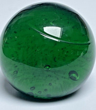 Sulfure Presse-papier boule en Verre vert signée BIOT