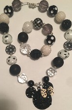 Child  s Minnie Mouse Jewelry Set 16" Necklace 5.5" Unstretched Bracelet