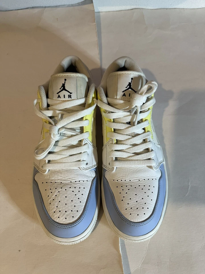 Jordan 1 Bajo Blanco "To My First Coach" - DJ6909-100 - Talla 9.5 Foto 3 de 4