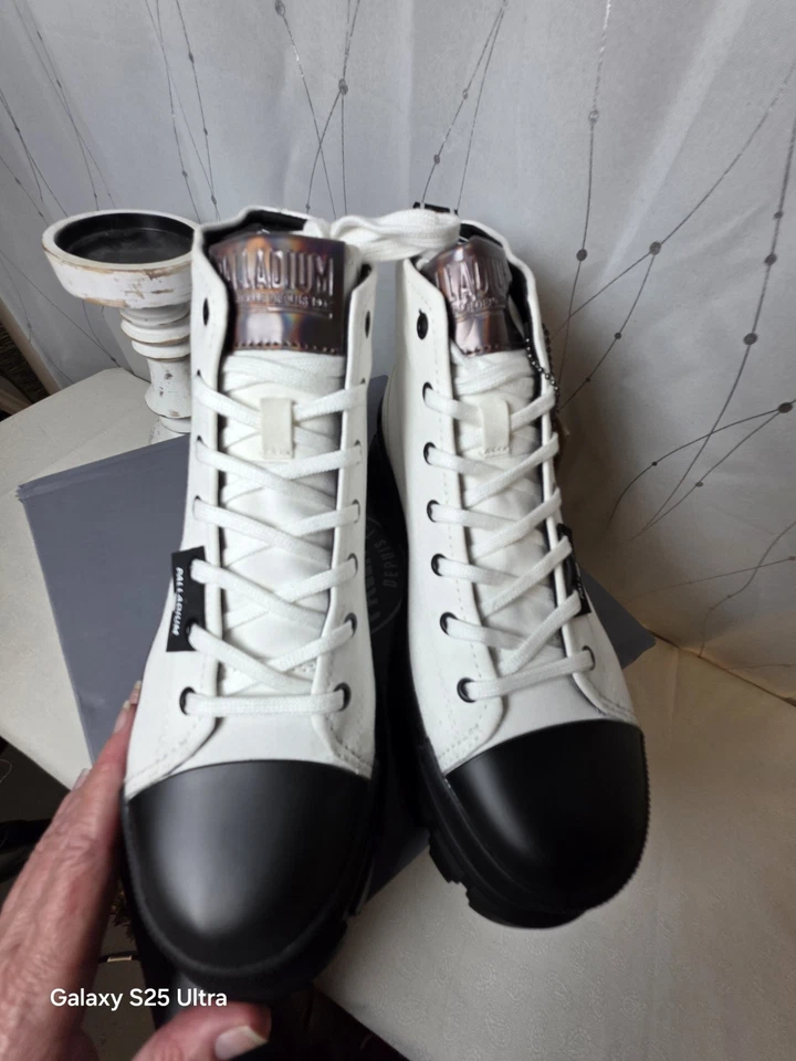 NUEVO EN CAJA Zapatilla deportiva Palladium Revolt Hi Top blanca sobre negra plataforma 8,5 Y2K Free People Foto 2 de 4