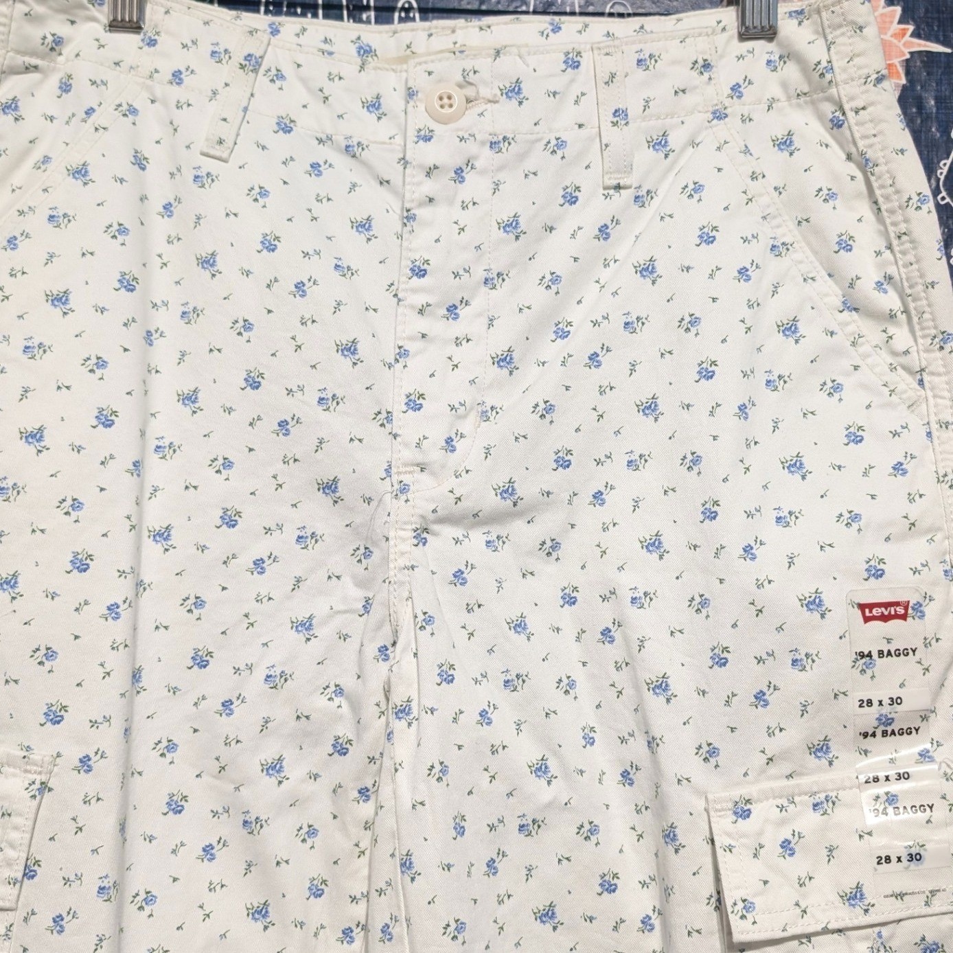 NEW Levi's '94 Baggy Floral Print Mid Rise Cargo Pants White Women's Size 28 thumbnail 6
