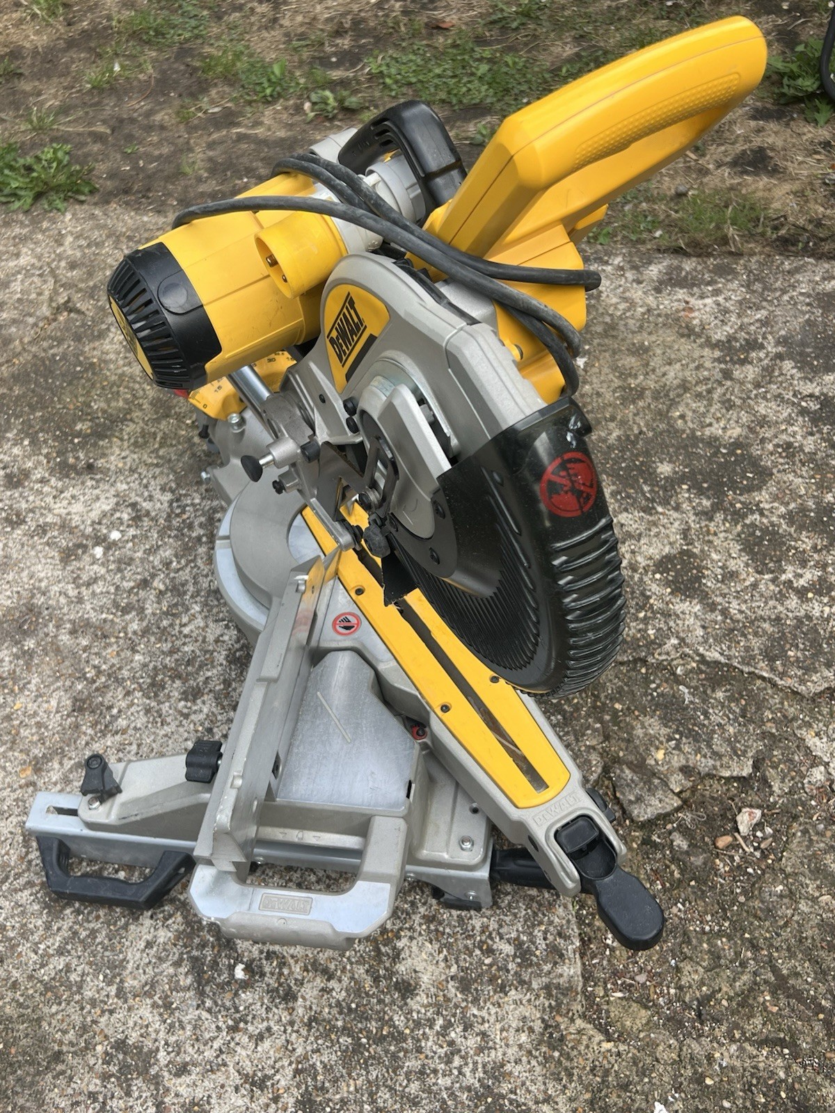 DEWALT DWS727-LX 115V Corded Sliding Mitre Saw 250mm Blade77mm Depth/w blades 4