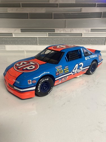 ERTL 1992 1/18 Scale Richard Petty #43 Pontiac Grand Prix Diecast Model Race Car