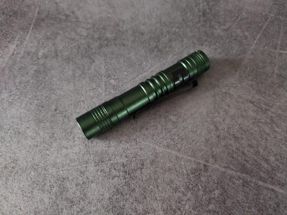 Petite lampe de poche LED 300 Lumens vert armée - Photo 3/4