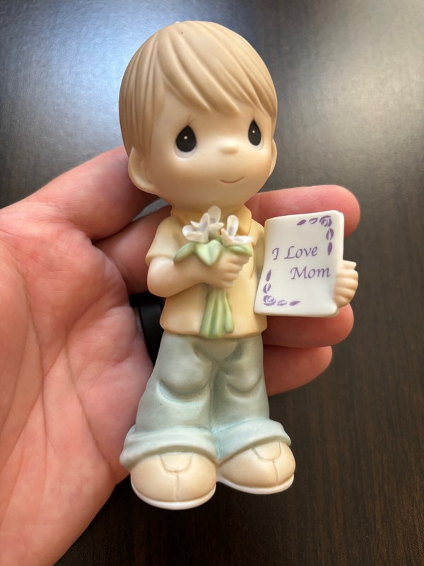 Precious Moments 2008 Little Boy w "I Love Mom" Card & Flowers #840002 Mothers D