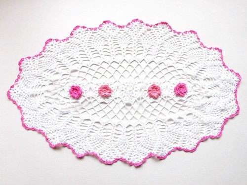 Häkeldeckchen 75 cm x 45 cm Farbe: weiß mit Himbeerfaden verarbeite