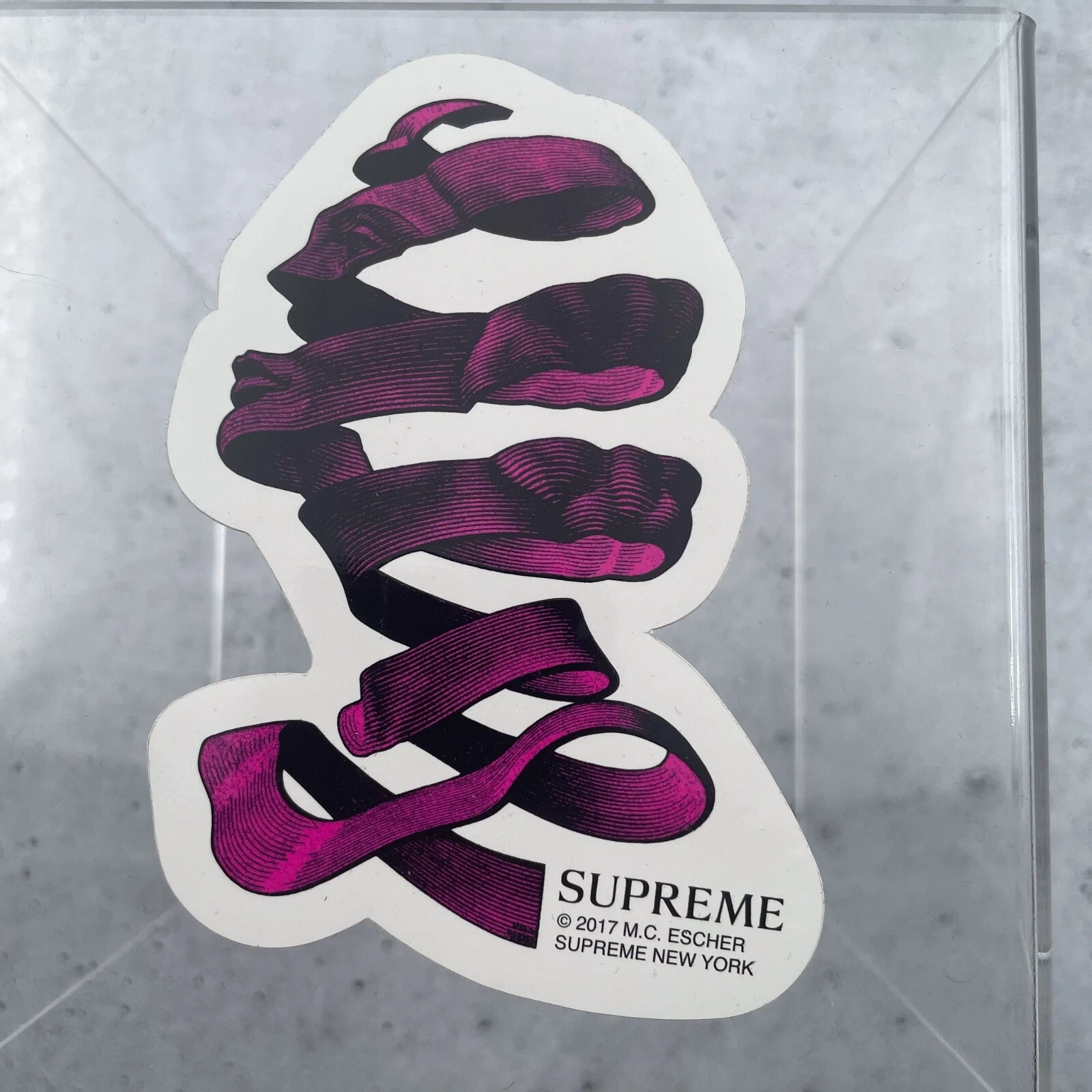 Supreme Pink M.C. Autocollant sticker ruban Escher 100% accessoires authentiques