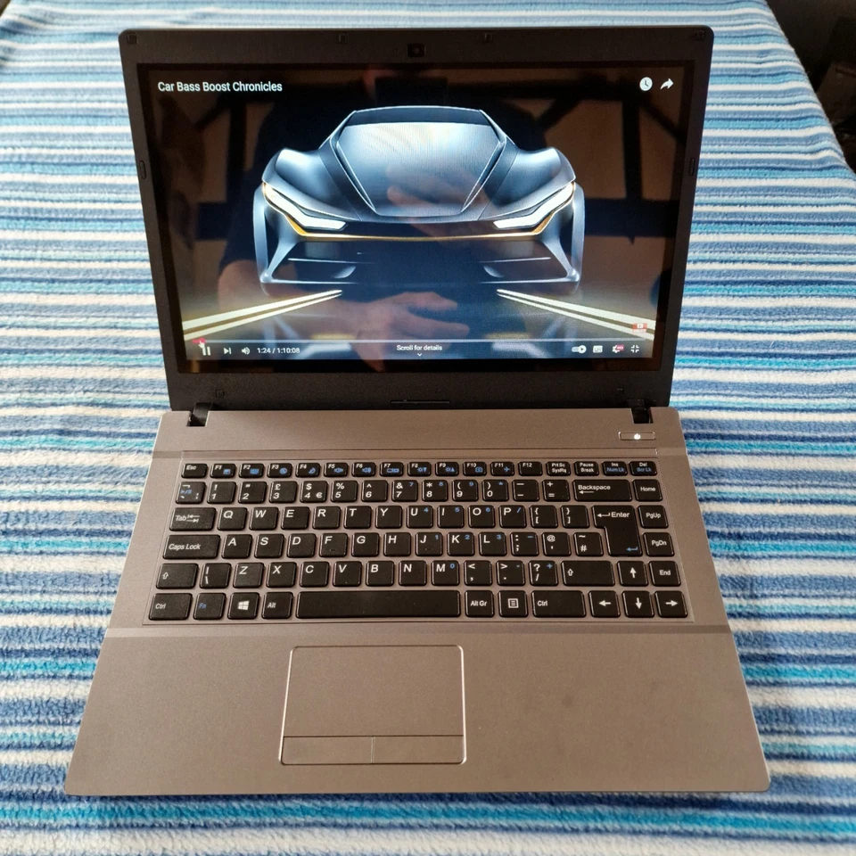 Clevo (Ergo) W547CZ Pantalla táctil, Celeron, 14", Windows 10, Disco duro de 500 GB, 8 GB de RAM Foto 2 de 4