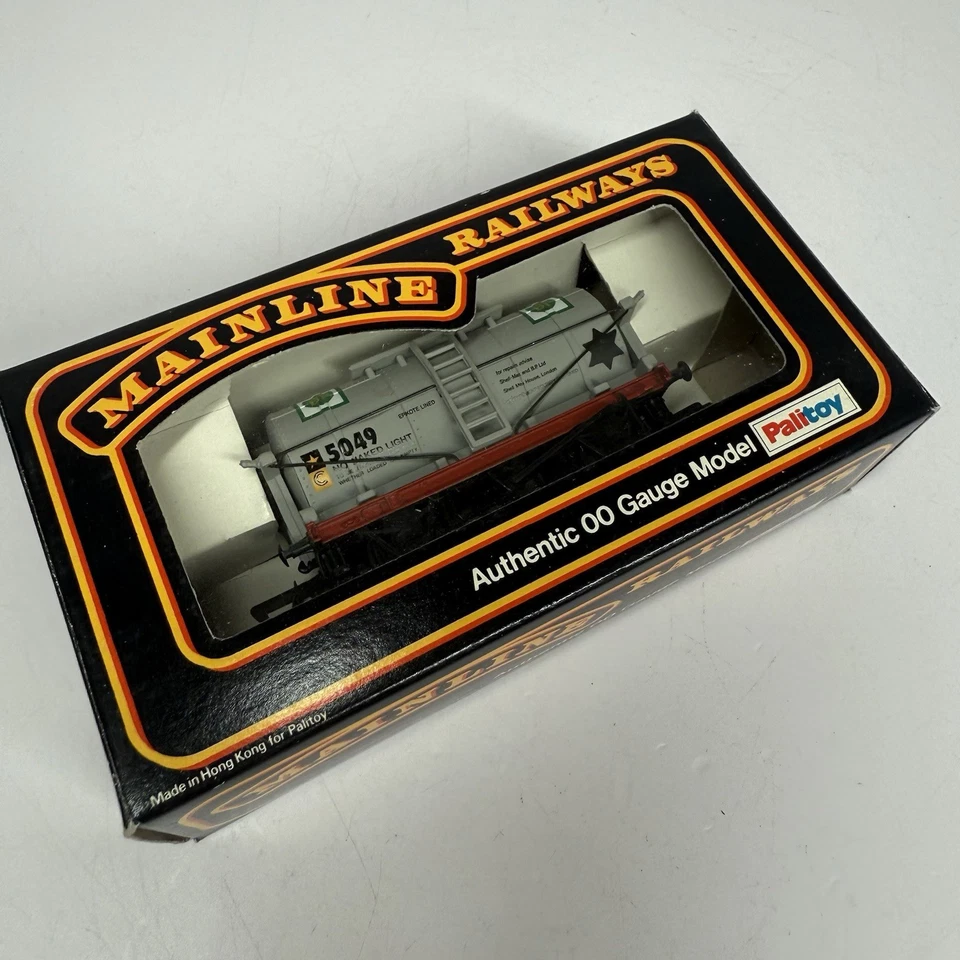 OO Scale Mainline 937135 Railways BP Tank Car  Wagon #5049 - Image 3 of 4