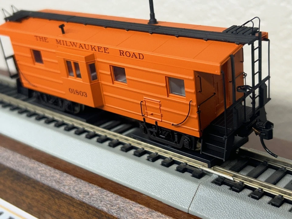 MILWAUKEE ROAD RIB SIDE  BAY WINDOW CABOOSE - HO SCALE w/INTERIOR PLATINUM NEW - Image 2 of 4