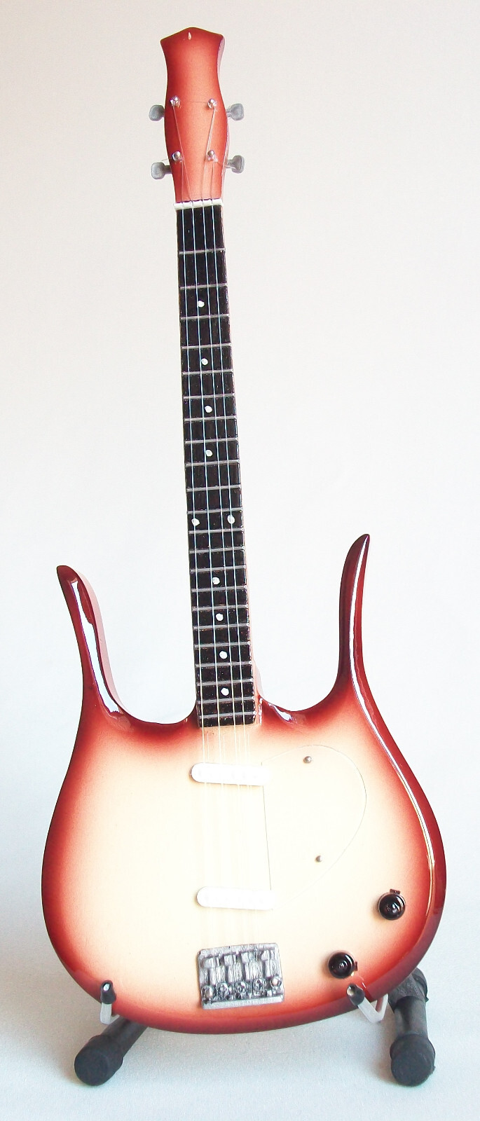 Guitare basse miniature Lyre Danelectro déco rock salon réplique Victoria de Angelis