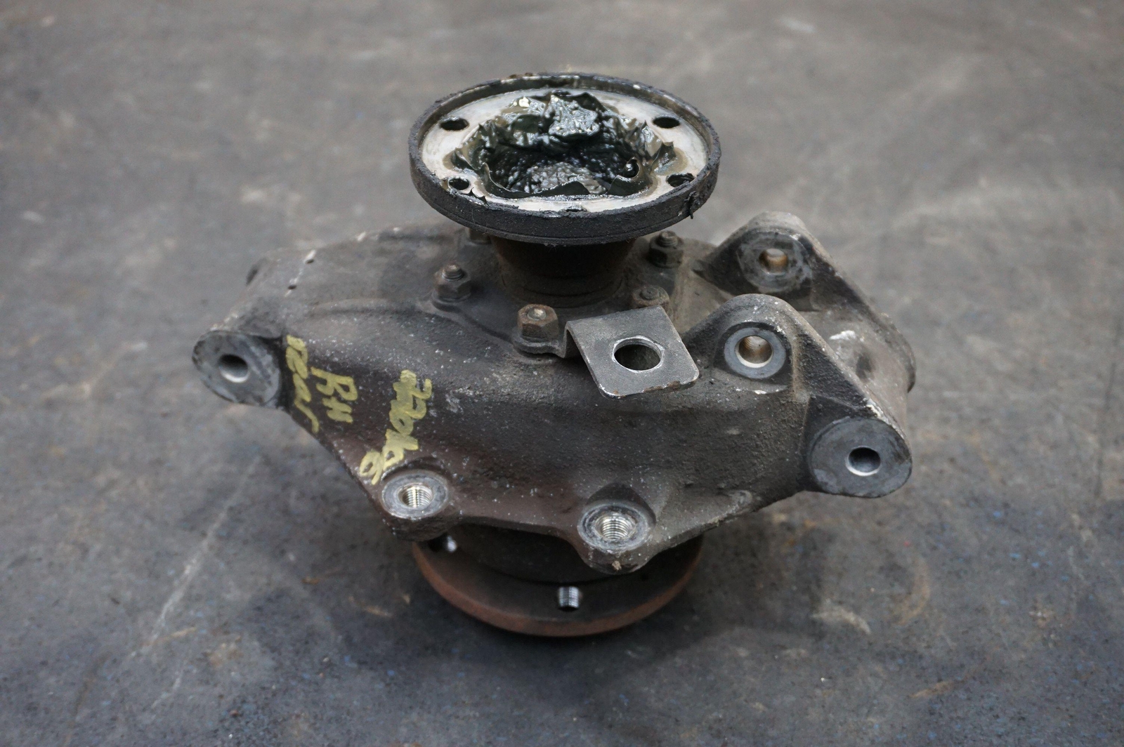 Rear Right Passenger Knuckel Stub Axle Assembly OEM 112484 Ferrari 308 GTSi 1980
