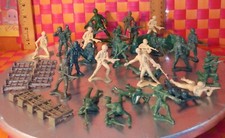 Plastic soldiers, green and beige w/4 accessories, vtg 1980s, 2"h, 1 is 2 1/2"h