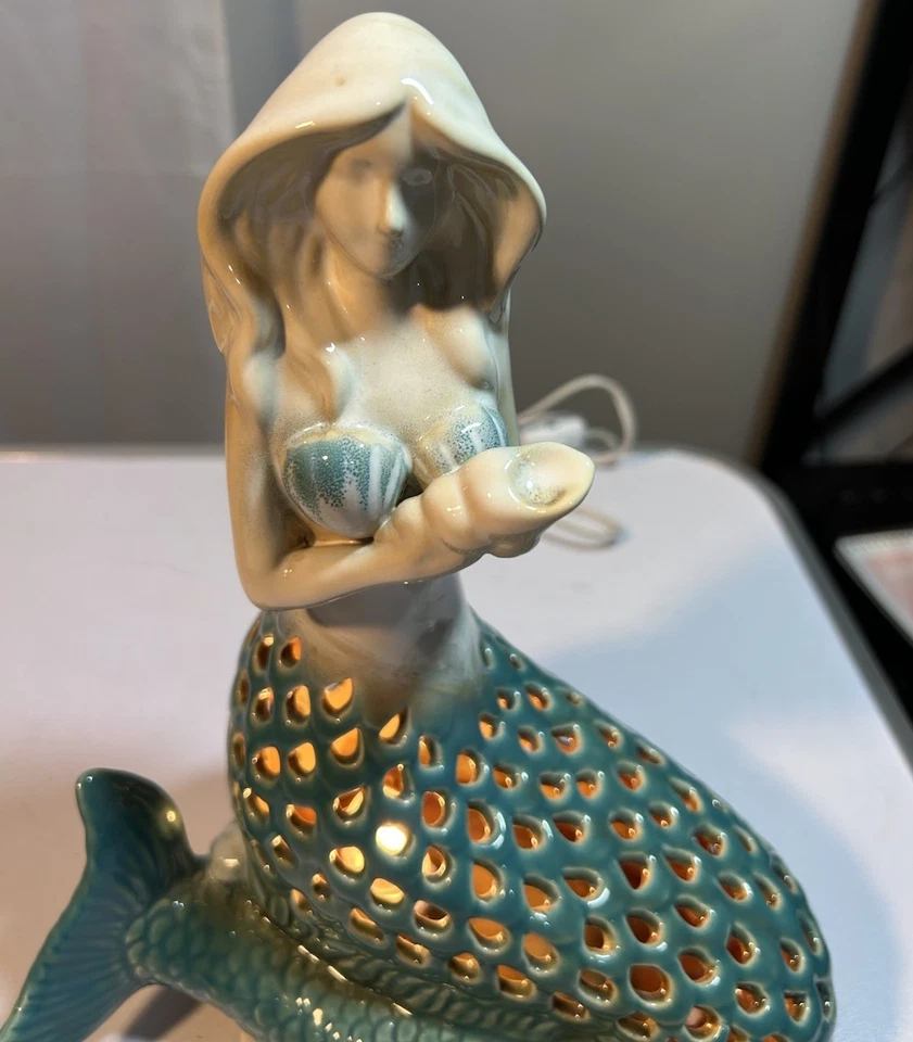 Luz/lámpara exclusiva de cerámica con acento de sirena Cracker Barrel Foto 3 de 4