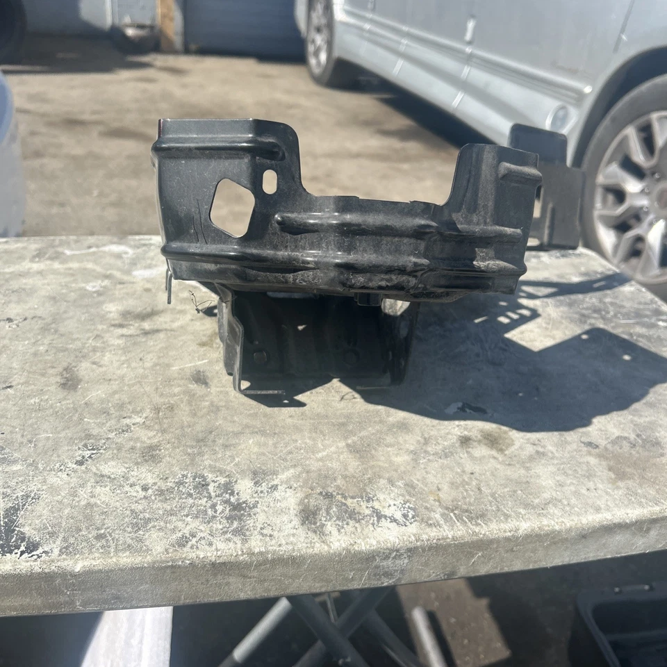 Chevrolet Malibu 2016-2020 soporte bandeja batería soporte 84015980 OEM Foto 3 de 4