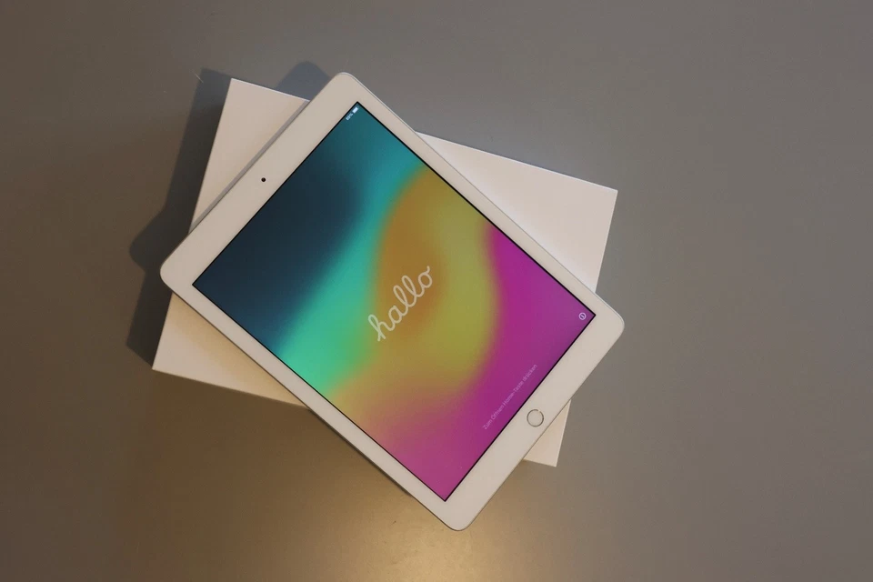 Apple iPad (6. Generation) Wi-Fi, 128GB, 9,7 Zoll - Silber + Klapphülle