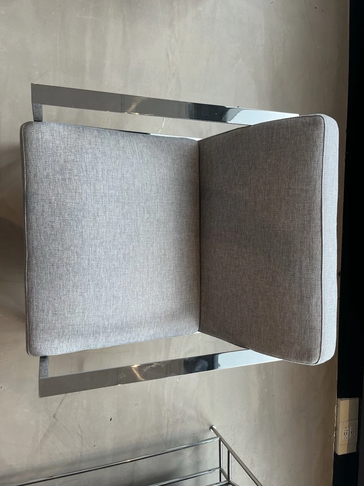 🪑 CB2 提示灰色休闲椅 – 现代设计 – 状况完好 — 第 4/4 张图片