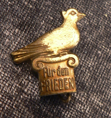FRIEDEN: FÜR DEN FRIEDEN, FRIEDENSTAUBE auf Sockel, für Friedenskämpfer der DDR