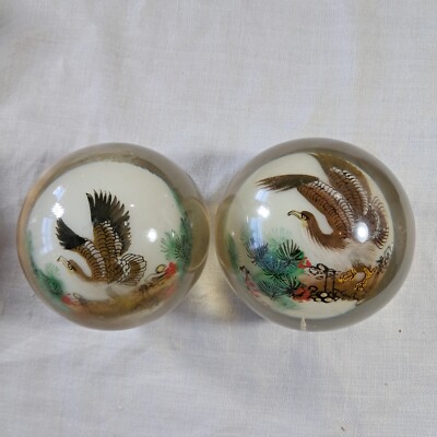 Vintage chinesische handbemalte Kugeln in Harz eingefasst. Condor/Adler Design, 7 cm