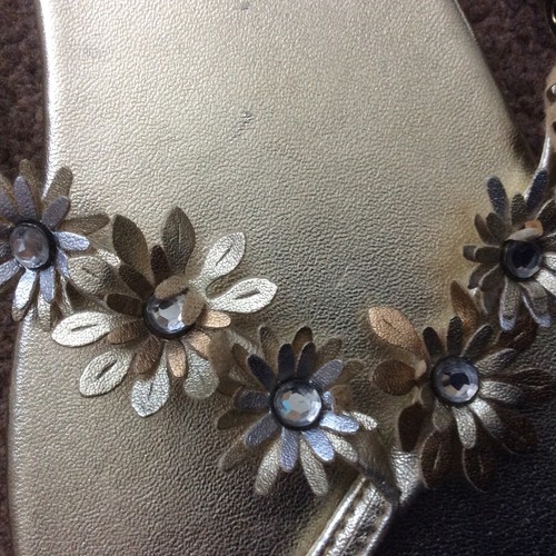 Wynsors Gold DiamantÃ© Daisy Toe post Flip Flops Sandals UK 3 | eBay