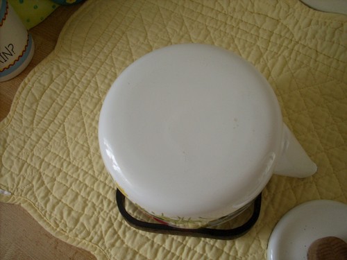 Vintage Enamel 3-Cup Tea Pot - Picture 7 of 7