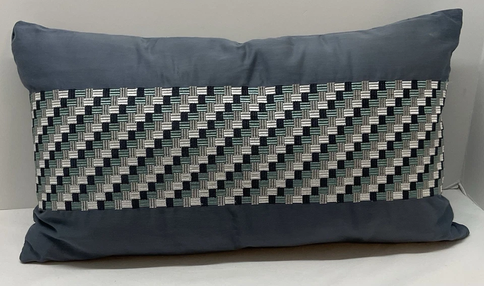 Funda de almohada azul 10x18 con una banda de geométrica moderna, patrón tejido de canasta. Foto 2 de 4