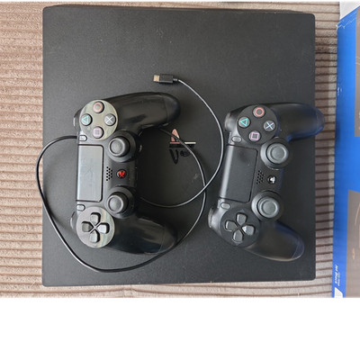 Sony PlayStation 4 Pro 1TB Schwarz, 2 DualShock 4 Controller, Wi-Fi, HDMI