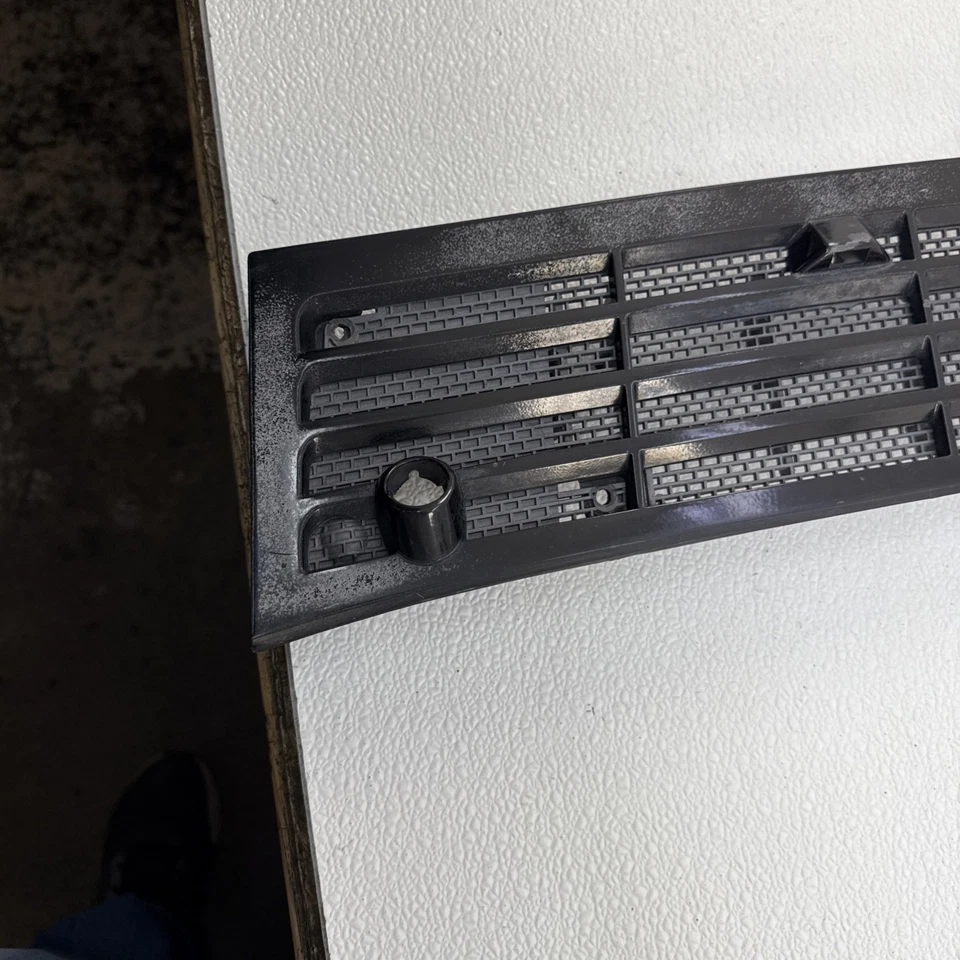 84-01 Jeep Cherokee Sport XJ Wagoneer Comanche MJ Capucha Rejilla OEM Necesita Pintura Foto 3 de 4