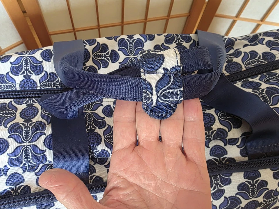 Vera Bradley XL Bolsa de Viaje con Ruedas Maleta Azul Cobalto Azulejo 27" Retirado Bonito Foto 3 de 4