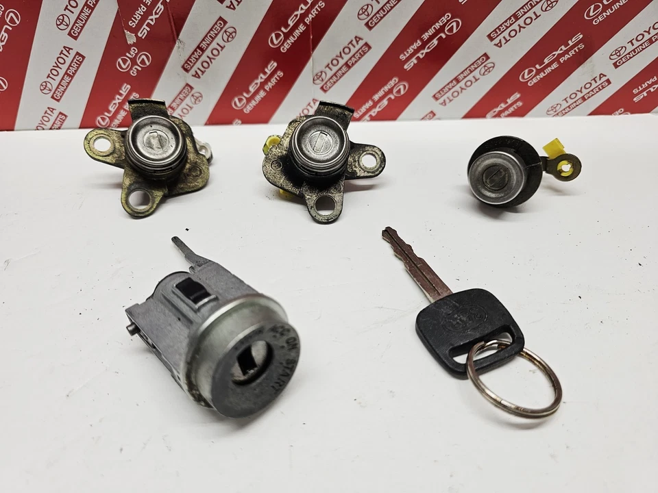 98-2002 TOYOTA COROLLA IGNITION SWITCH DOOR LOCKS TRUNK LOCK SET 1 KEY TESTED - Image 2 of 4