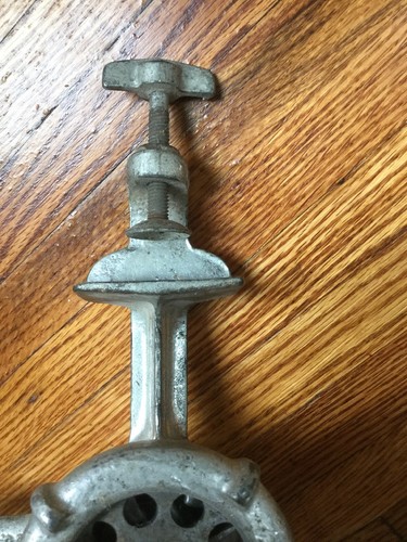 Tritacarne vintage Griswold n.2 - Foto 9 di 11