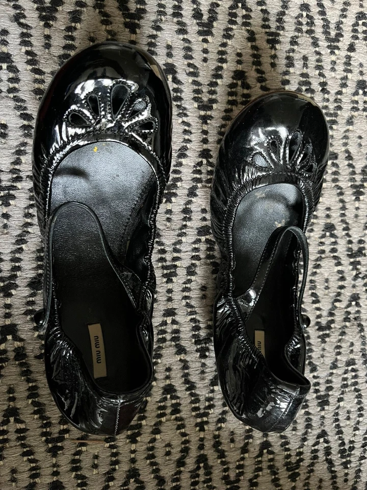 Zapatos planos de ballet Mui Mui charol negro talla 38.5 UK, usados con caja y bolsas para el polvo Foto 2 de 4