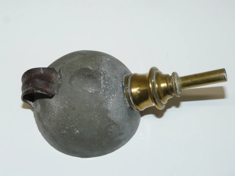 -ANCIENNE LAMPE à HUILE OU ALCOOL USAGE A DERTERMINER MINEUR COLLECTION - Photo 2/4