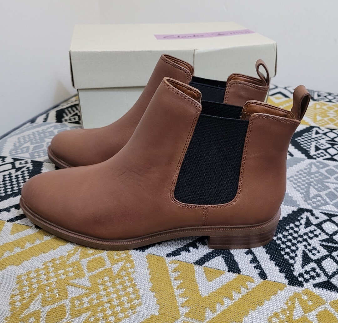 BNIB Womens Clarks Tan Taylor Shine Leather Ankle Boots size E