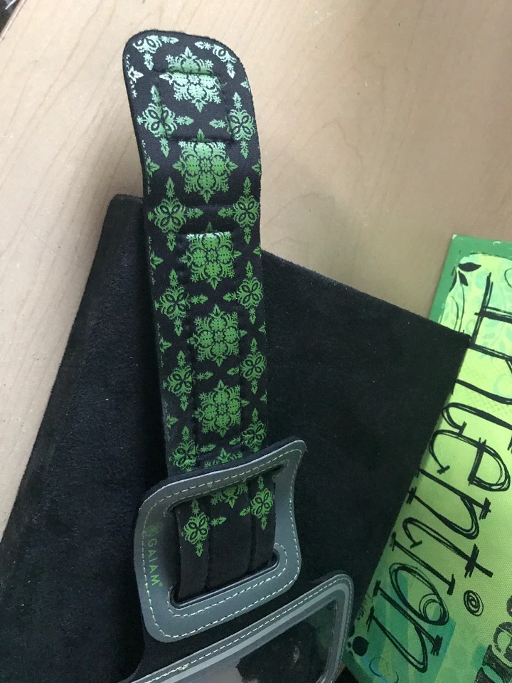 Braçadeira de telefone Gaiam preta e verde estampada ajustável ISFM usada em muito bom estado usado - Imagem 3 de 4