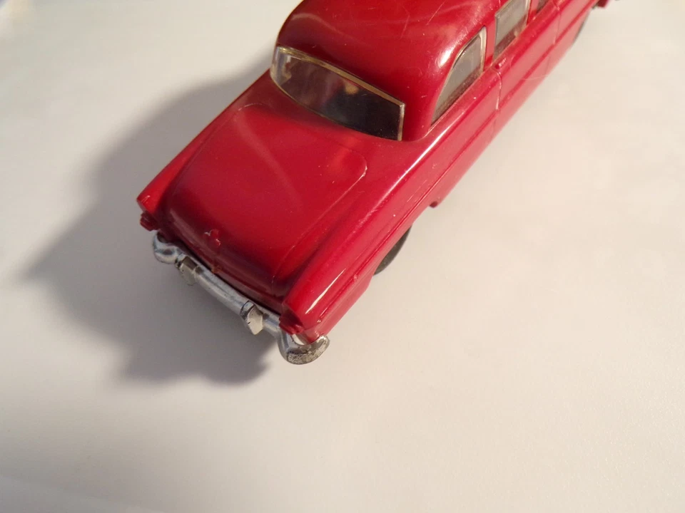 Lionel original automobile for 6414 6424 auto carriers 100% original Red 1950's - Image 2 of 4