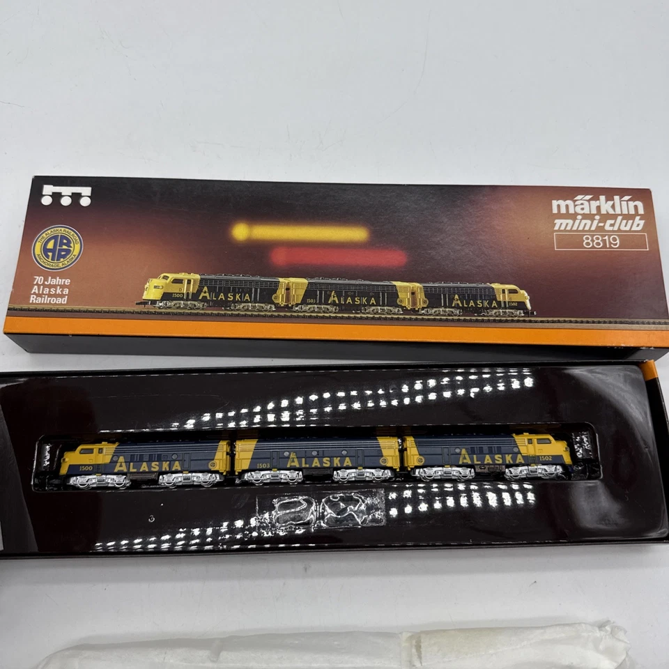 New Marklin 8819 Z Scale Alaska Railroad EMD F7 A-B-A Diesel Loco Set with box - Image 2 of 4