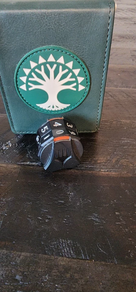 *USED* Magic: The Gathering - Guilds of Ravnica Alcove Flip/Deck Box (Selesnya)  - Image 4 of 4