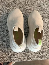 OOFOS Women's Size 7 OOmy Zen Shoes - Chalk - Brand New $160 Retail