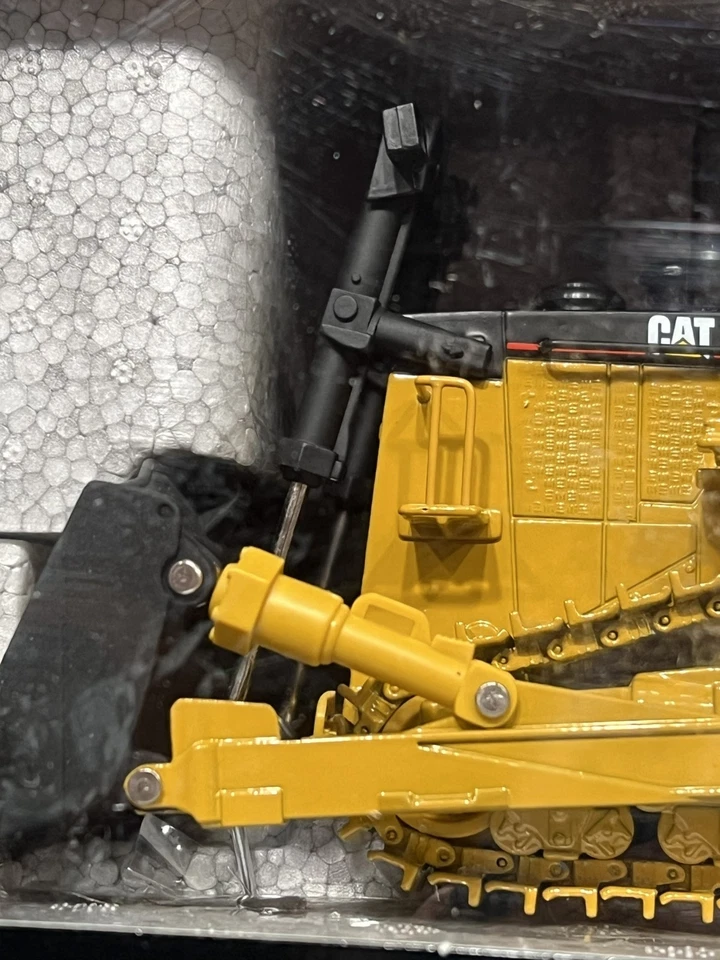 Norscot 1:50 Scale CAT D-10T Track Type Tractor Dozer with Ripper - Image 4 of 4