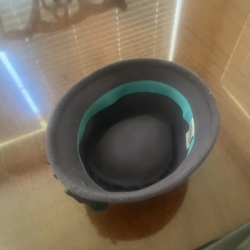 Sombrero de copa para mujer Lola, pluma, púrpura Foto 3 de 4